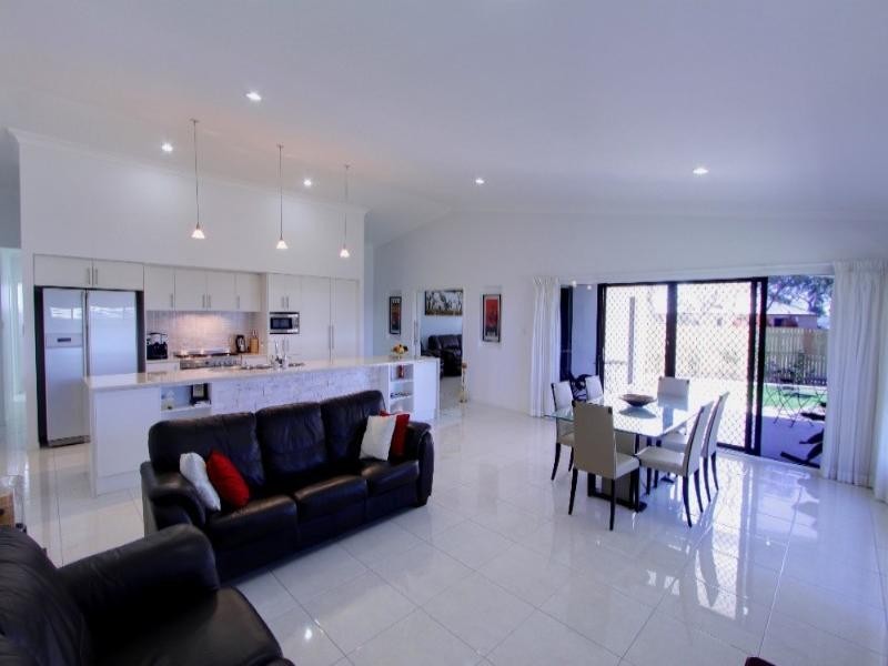 4 Meleisha Place, Coral Cove QLD 4670