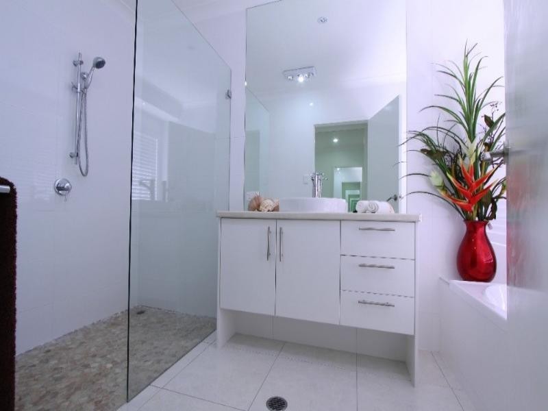 4 Meleisha Place, Coral Cove QLD 4670