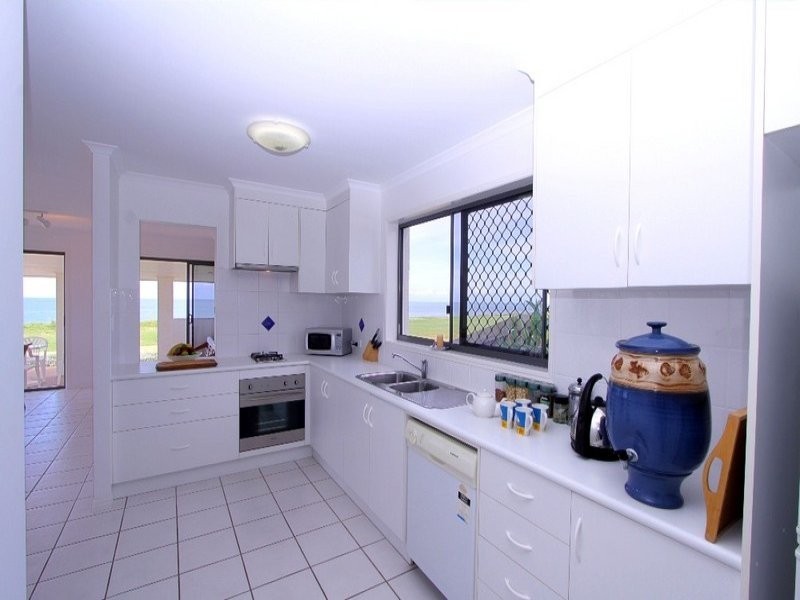 8 Sea Esplanade, Elliott Heads QLD 4670