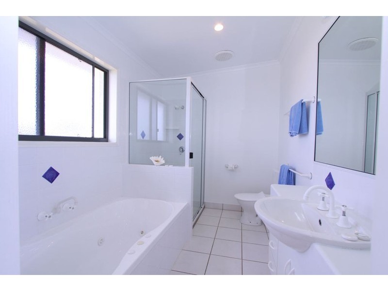 8 Sea Esplanade, Elliott Heads QLD 4670