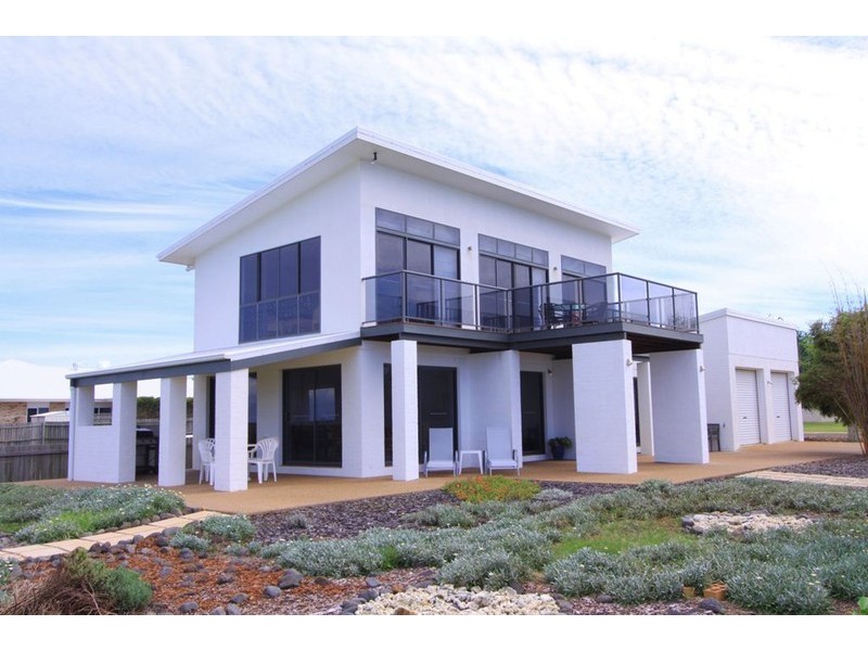 8 Sea Esplanade, Elliott Heads QLD 4670