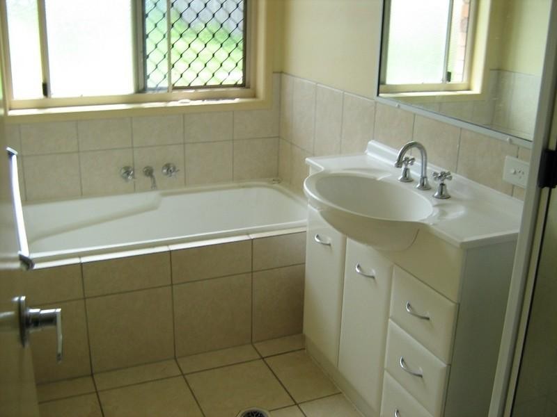 8 Hansen Street, Burnett Heads QLD 4670