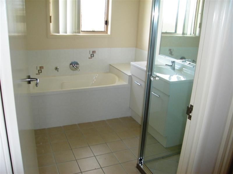 8 Regent Court, Thabeban QLD 4670