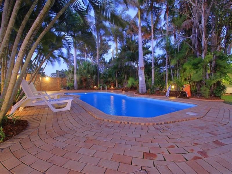 27 Club Avenue, Moore Park Beach QLD 4670