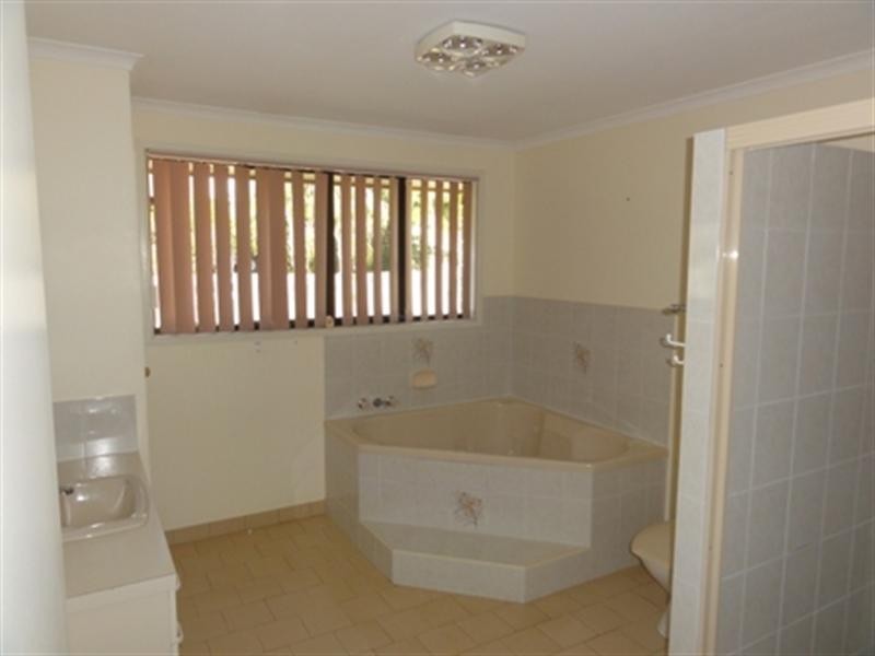 44 Linden Crescent, Qunaba QLD 4670