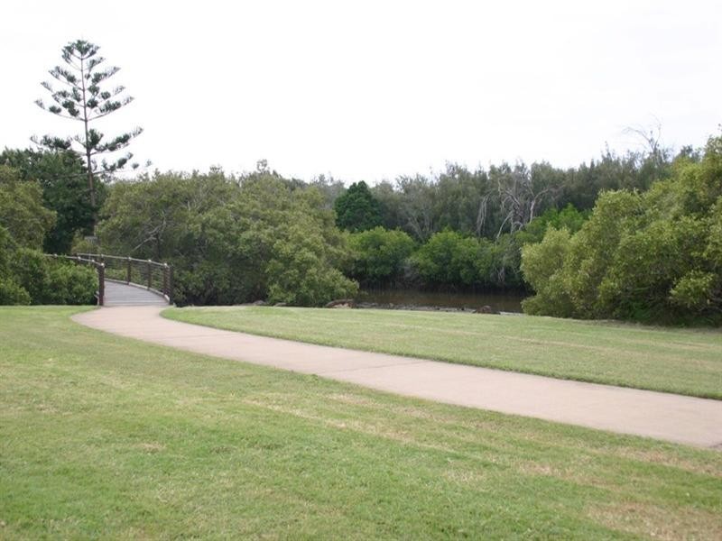 5 Tuckeroo Close, Coral Cove QLD 4670