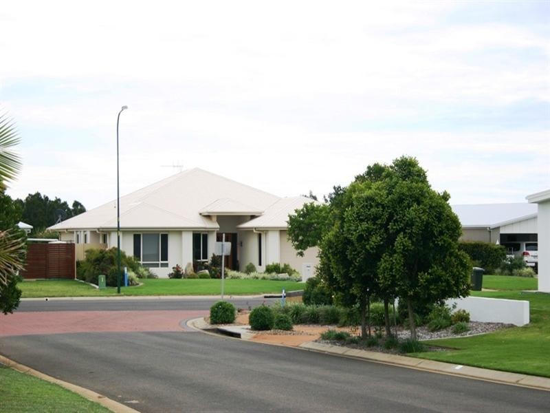 5 Tuckeroo Close, Coral Cove QLD 4670