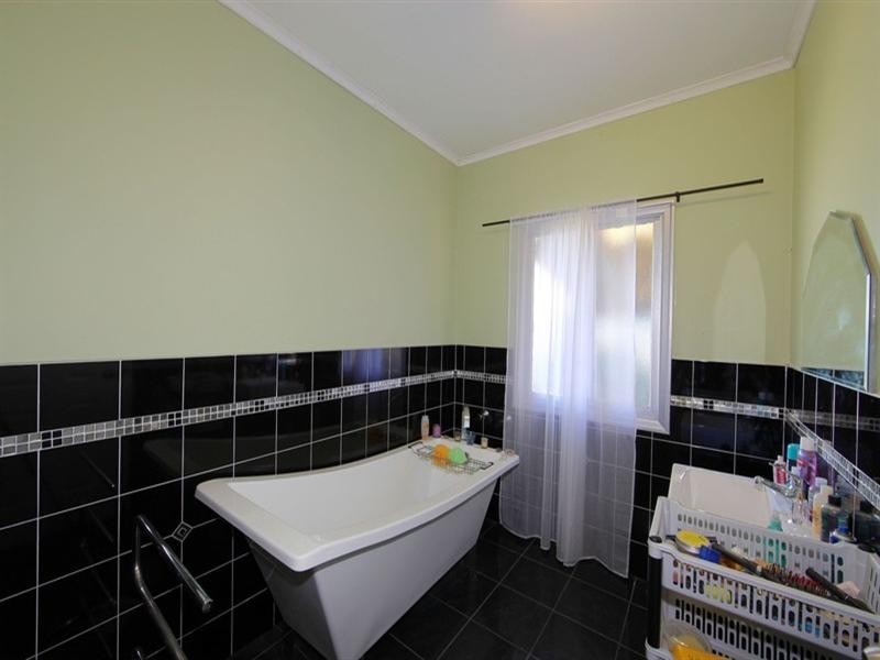 7 Hay St E, Avenell Heights QLD 4670