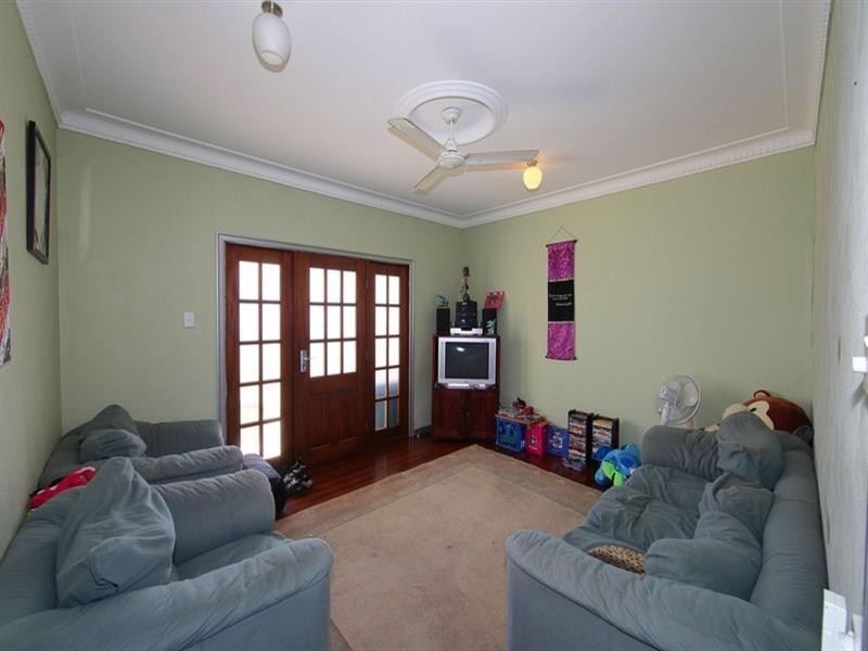 7 Hay St E, Avenell Heights QLD 4670