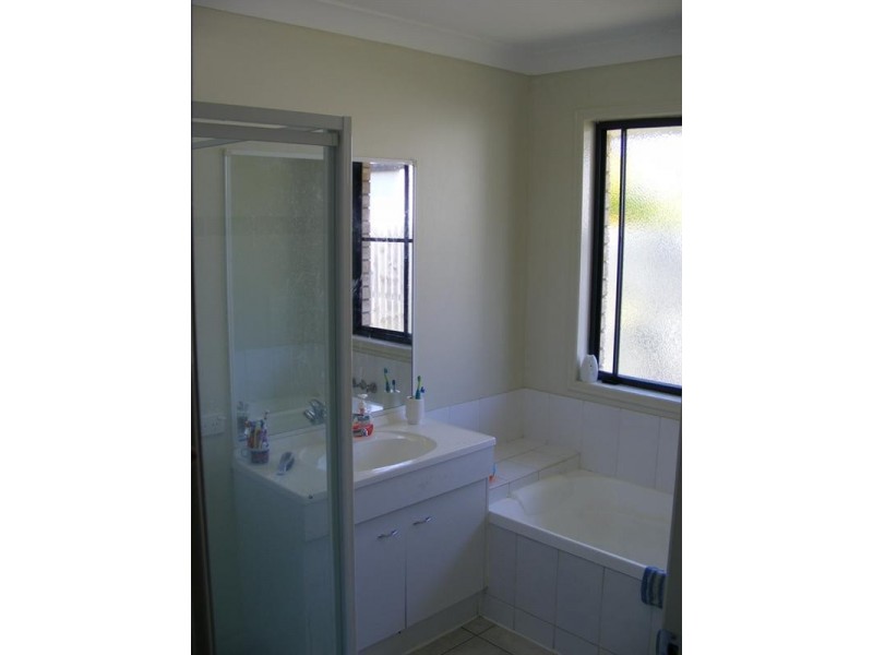 40 Paradise Avenue, Thabeban QLD 4670