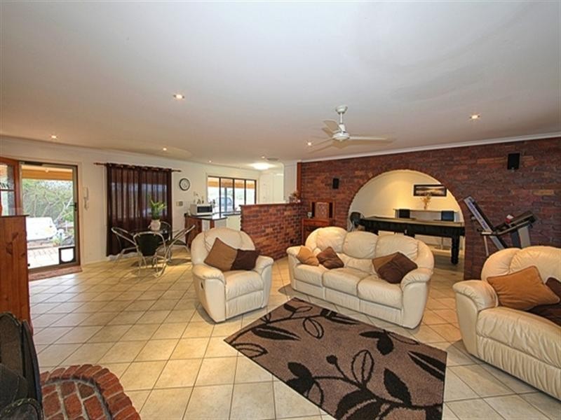 42 Barolin Esplanade, Coral Cove QLD 4670