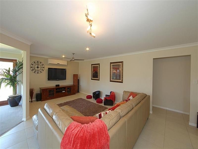 5 Cove Street, Burnett Heads QLD 4670