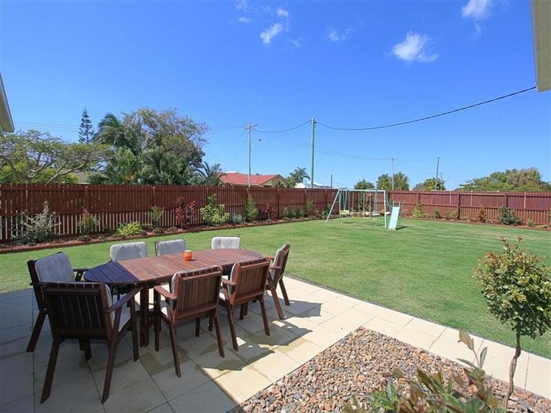 5 Cove Street, Burnett Heads QLD 4670