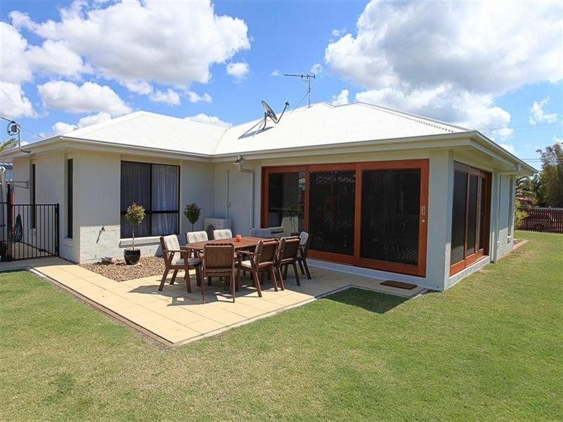 5 Cove Street, Burnett Heads QLD 4670