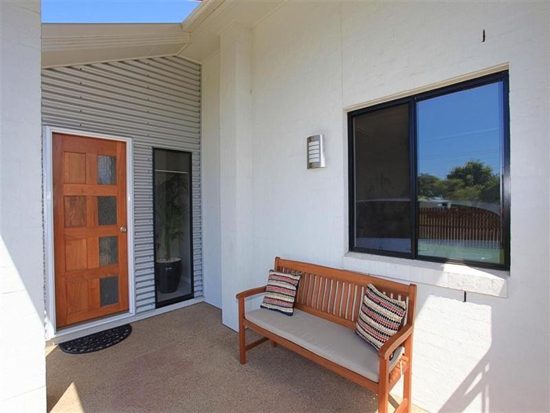 5 Cove Street, Burnett Heads QLD 4670