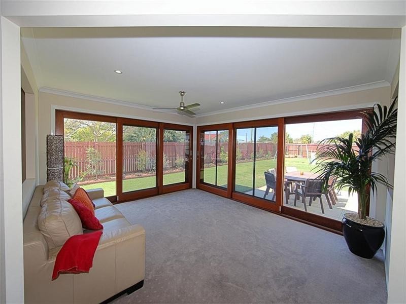 5 Cove Street, Burnett Heads QLD 4670