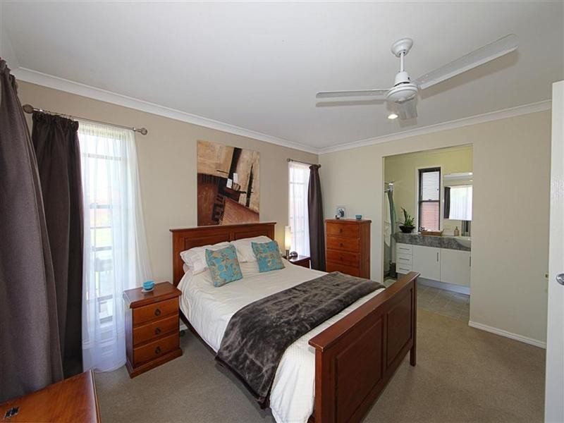 5 Cove Street, Burnett Heads QLD 4670