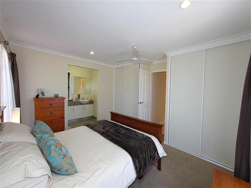 5 Cove Street, Burnett Heads QLD 4670