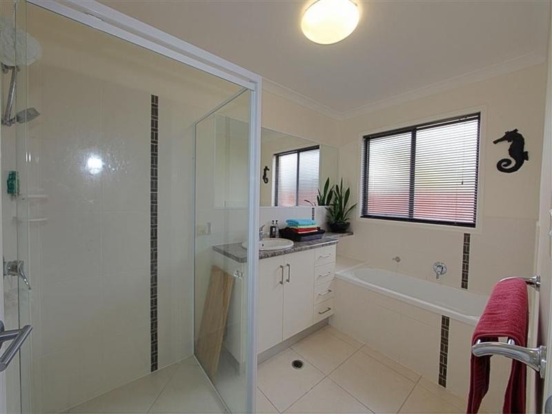 5 Cove Street, Burnett Heads QLD 4670