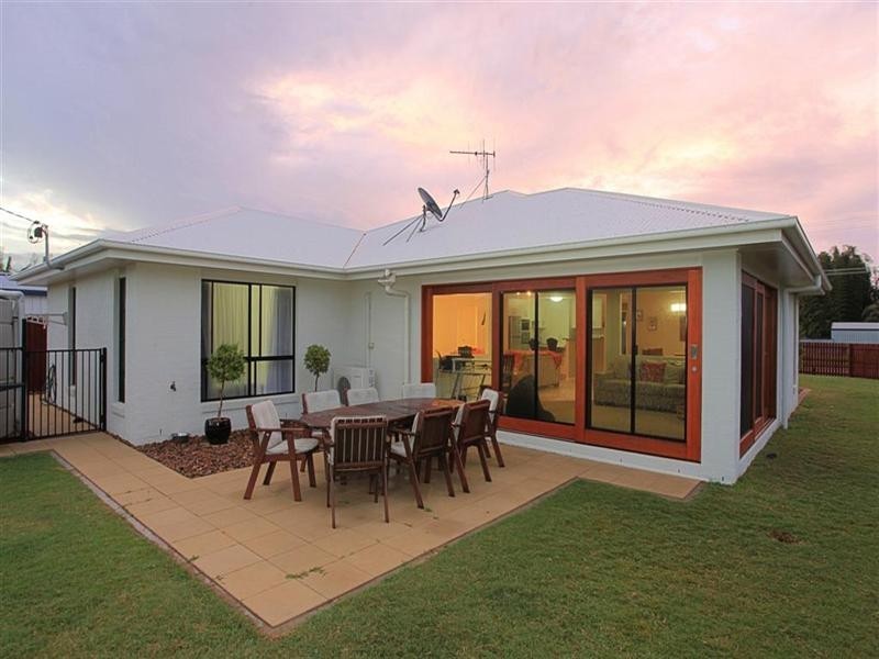 5 Cove Street, Burnett Heads QLD 4670