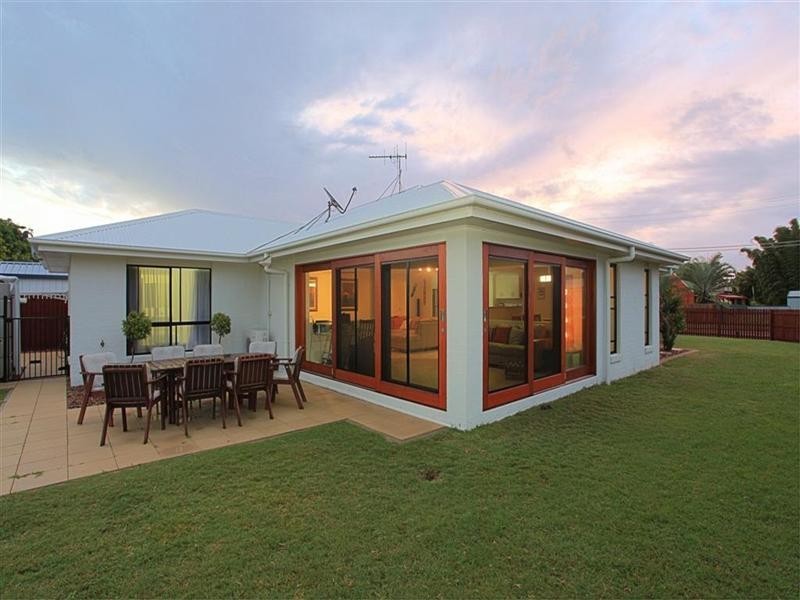 5 Cove Street, Burnett Heads QLD 4670