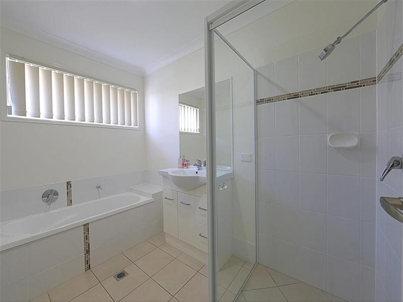 25 Peggy Drive, Coral Cove QLD 4670