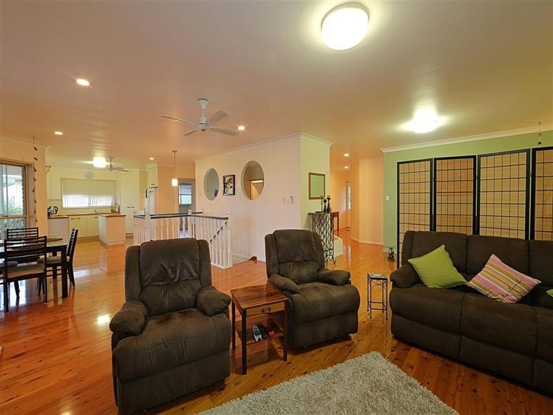 16 Hilltop Avenue (The Hummock), Qunaba QLD 4670