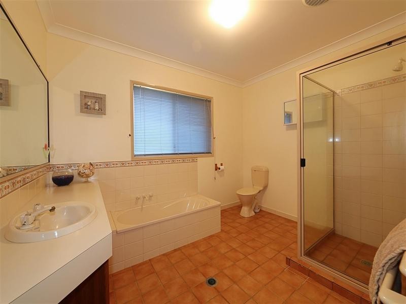 16 Hilltop Avenue (The Hummock), Qunaba QLD 4670