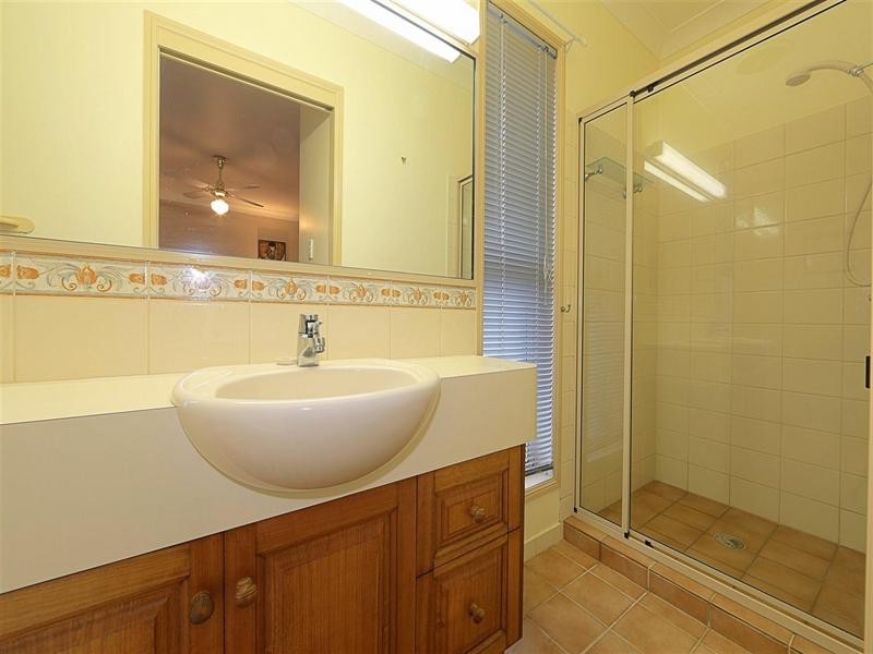 16 Hilltop Avenue (The Hummock), Qunaba QLD 4670