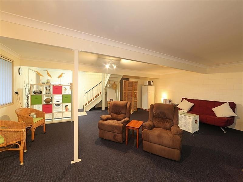 16 Hilltop Avenue (The Hummock), Qunaba QLD 4670