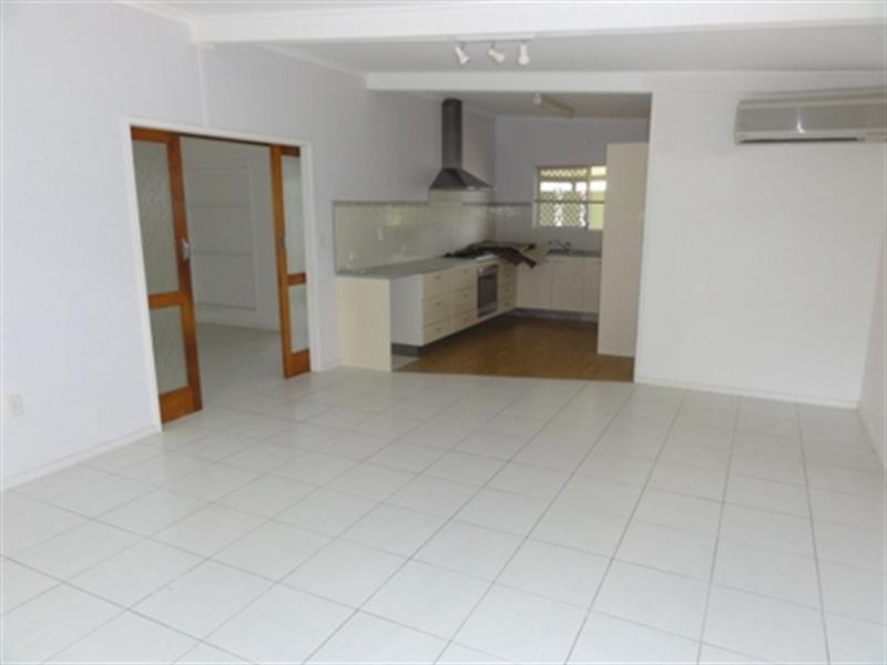 8 Buzza Street, Walkervale QLD 4670