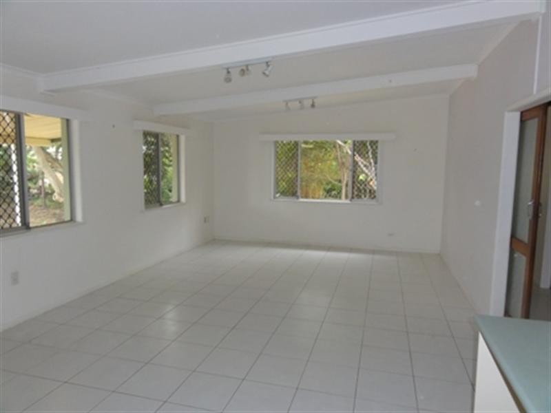 8 Buzza Street, Walkervale QLD 4670