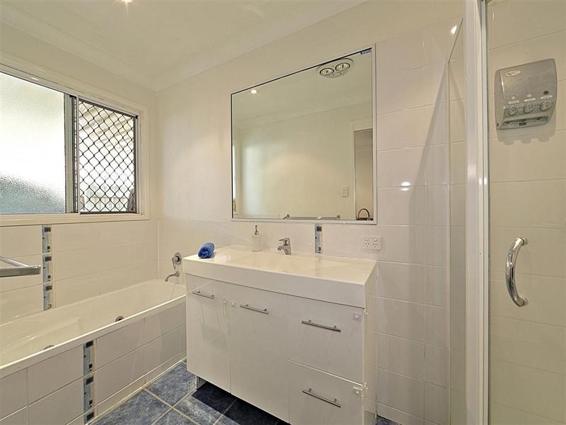 27 Arnold Street, Kepnock QLD 4670