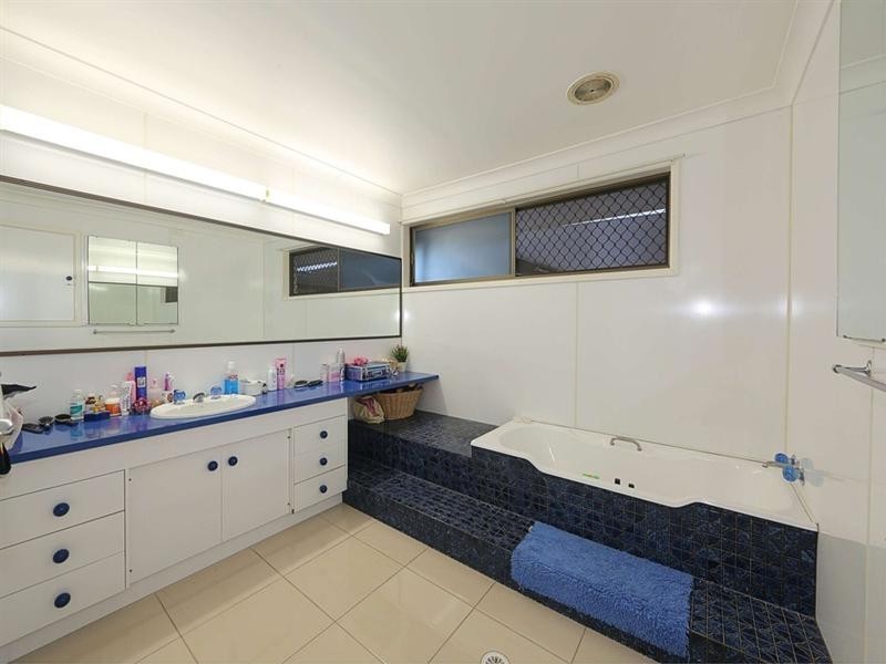 3 Vandenberg Street, Avenell Heights QLD 4670