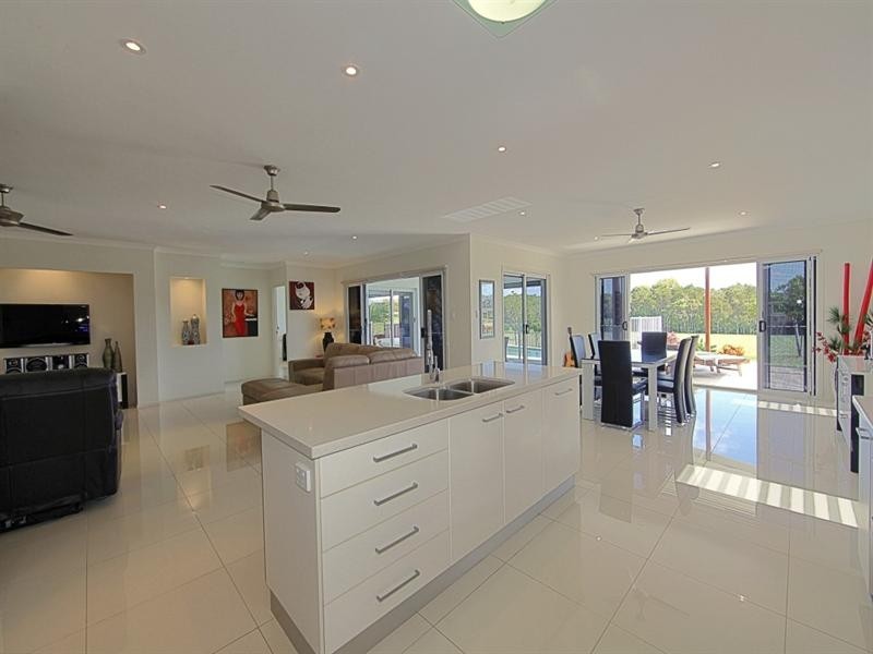 38 Bisdee Street, Coral Cove QLD 4670