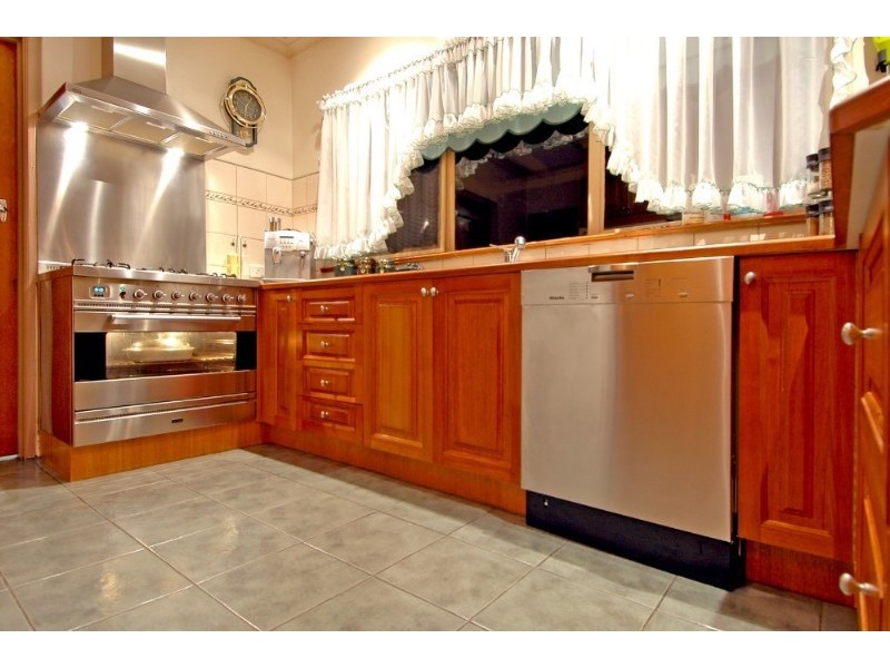 37 Green Avenue, Kingsbury VIC 3083