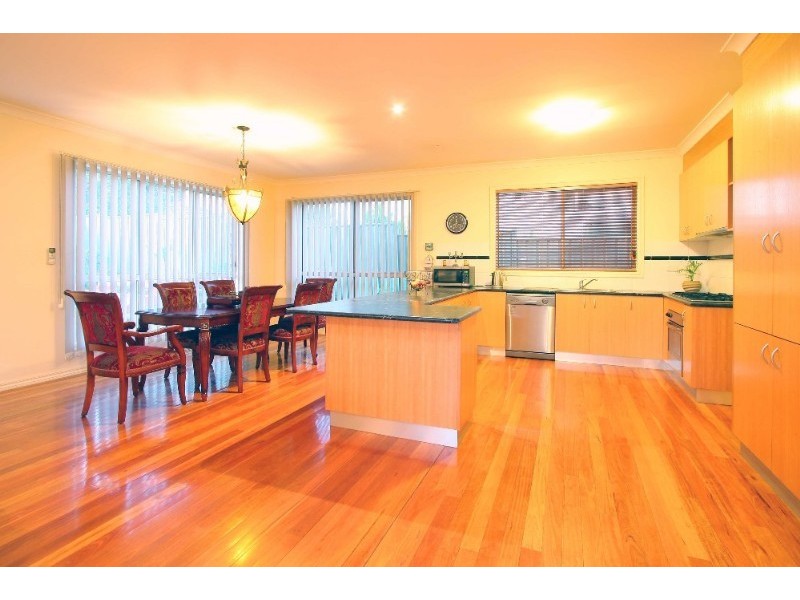 4 Oregon Place, Mill Park VIC 3082