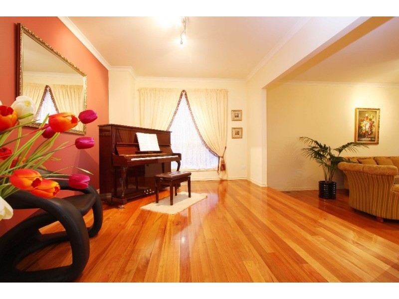 4 Oregon Place, Mill Park VIC 3082