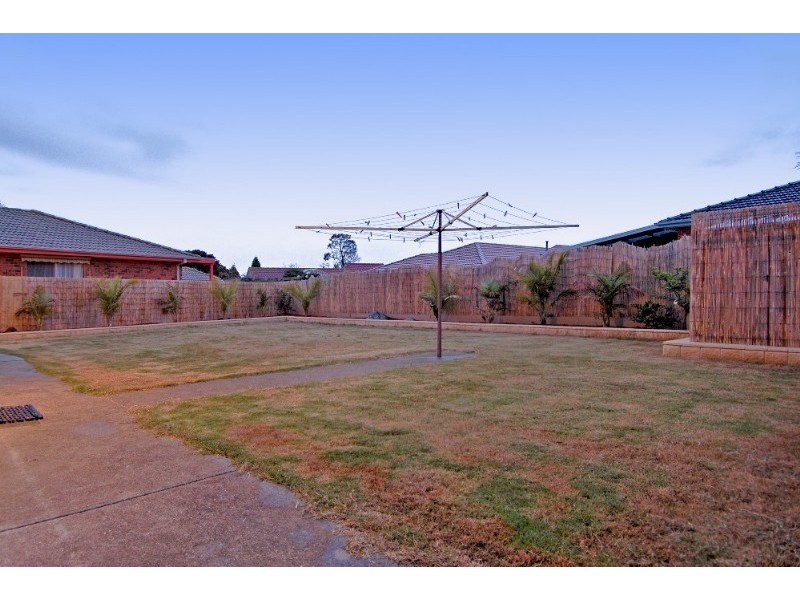 7 Ratcliffe Close, Mill Park VIC 3082