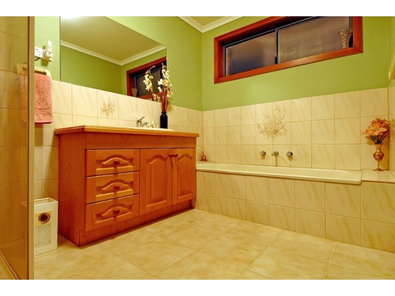 7 Ratcliffe Close, Mill Park VIC 3082