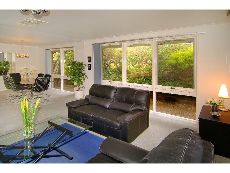 18 Narbethong Drive, Greensborough VIC 3088