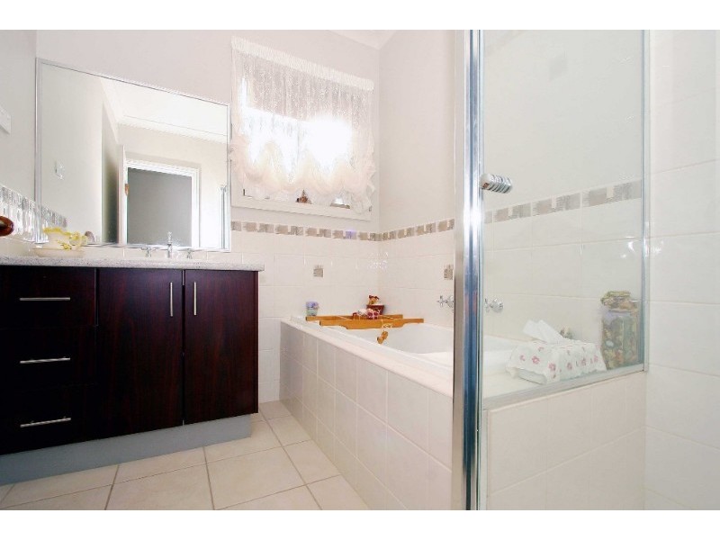 17 Paringa Avenue, South Morang VIC 3752