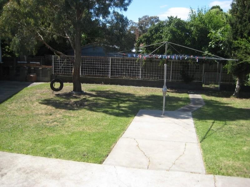 20 Lowell Avenue, Kingsbury VIC 3083