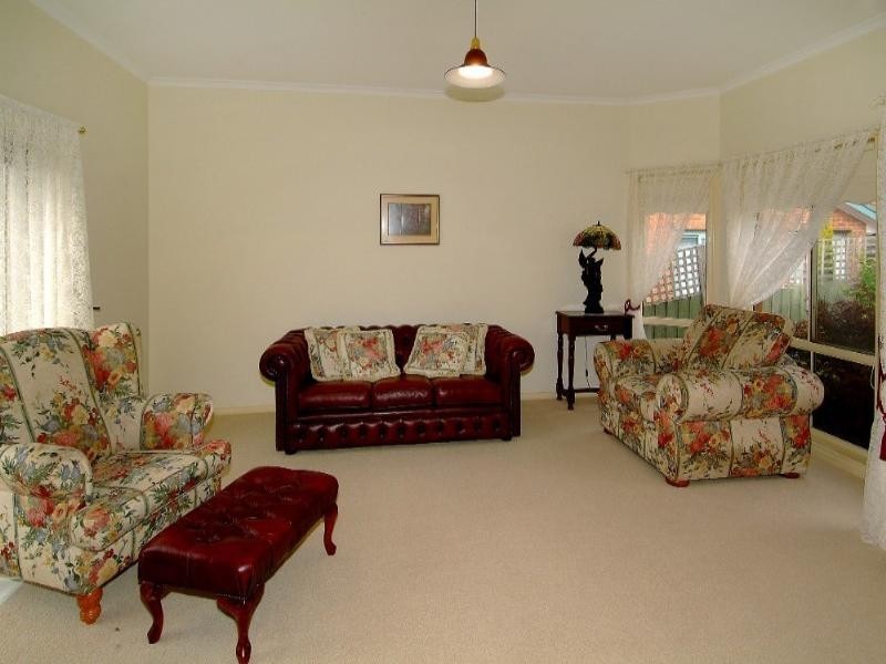 2/27 Bradley Drive, Mill Park VIC 3082