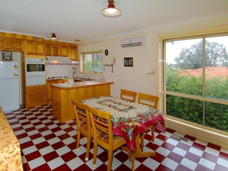 2/27 Bradley Drive, Mill Park VIC 3082