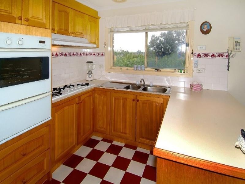 2/27 Bradley Drive, Mill Park VIC 3082