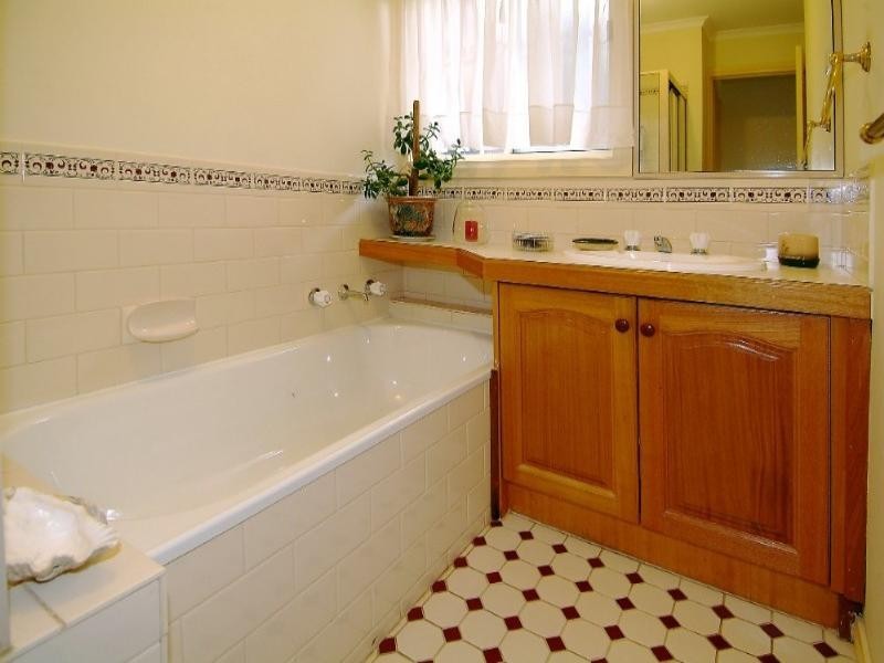 2/27 Bradley Drive, Mill Park VIC 3082