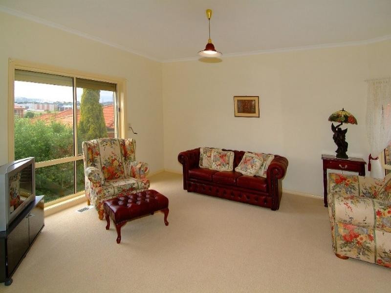 2/27 Bradley Drive, Mill Park VIC 3082