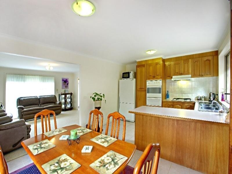 2/17 Carroll Crescent, Mill Park VIC 3082