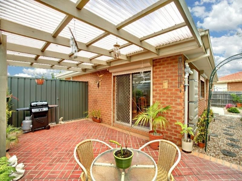2/17 Carroll Crescent, Mill Park VIC 3082